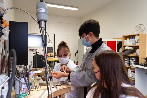 "Dans mon atelier, on frappe, on soude, on se salit, on malmène le matériau pour, petit à petit, devenir de plus en plus minutieux, car il faut avoir l'oeil sur le compas pour obtenir le bijou réussi parfaitement", explique Sarah.