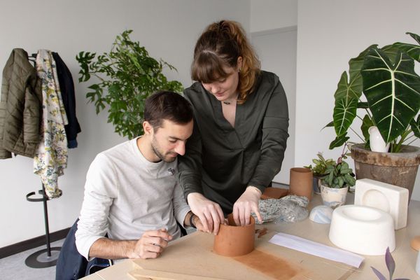 "Il y a deux publics différents. Certains souhaitent acheter nos pièces et certains, plus manuels, souhaitent les réaliser", explique Marie, céramiste designer à Reims.