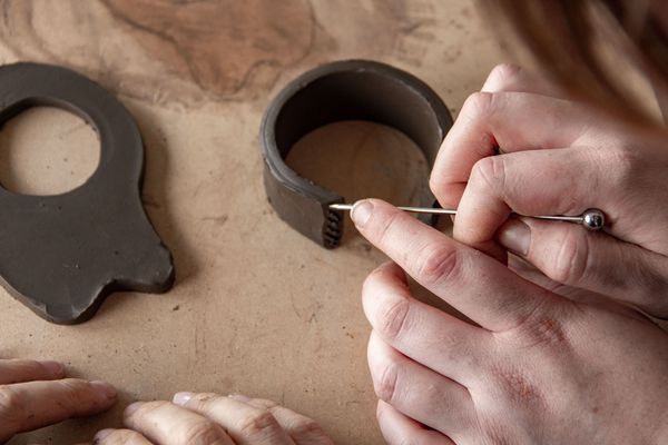 Apprendre la technique pour créer le fond de votre pot : il s'agira ici de découper un cercle dans votre plaque de terre.