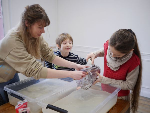 Julie est sérigraphe à Rethel. Son atelier," crée ton papier recyclé", situé quartier de la gare est un succès. Il est très apprécié par les enfants.
