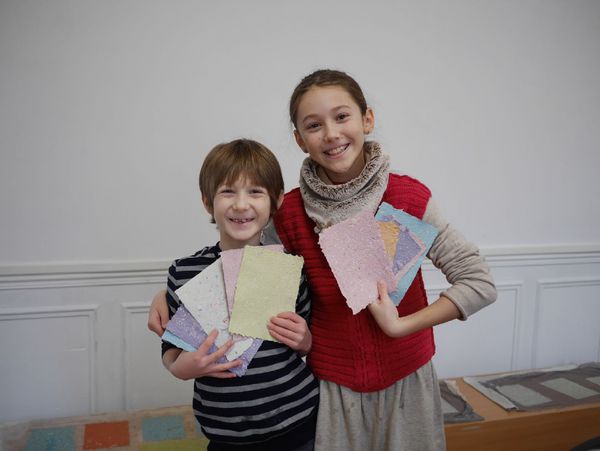 Les enfants apprécient de mettre la main à la pâte et de créer ses feuilles de couleurs en papier recyclé, un bon moyen de les sensibiliser au recyclage.