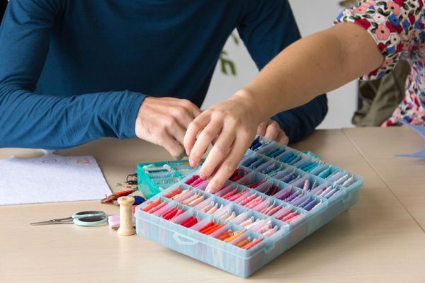 Cet atelier, animé dans une ambiance détendue, permet d'apprendre les points de broderie de base.