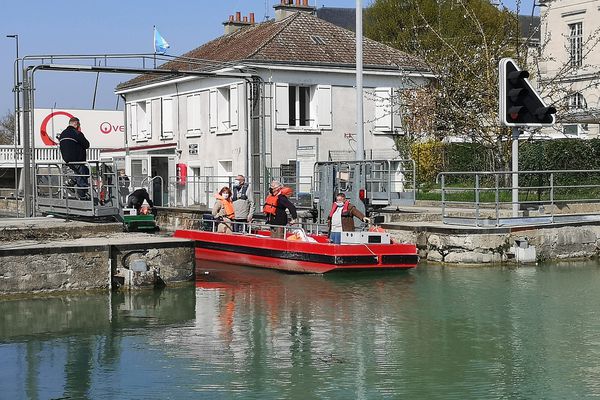 Au passage de l'écluse, il faut porter un gilet de sauvetage.