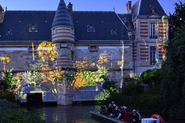 A la nuit tombée, les monuments sont transformés par les lumières.