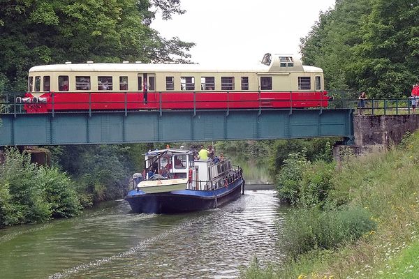 Sur son parcours, le train franchit le canal des Ardennes.