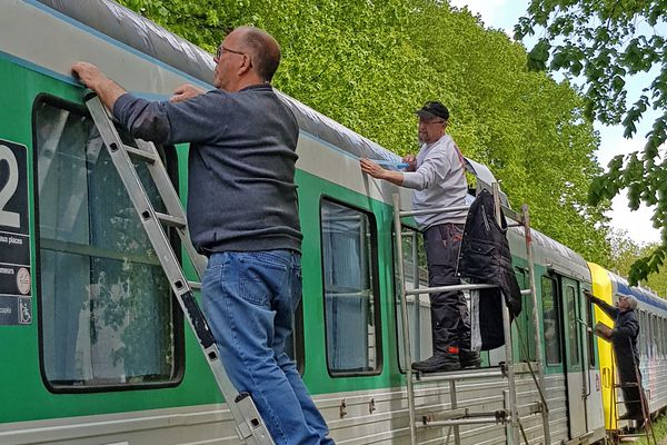 Au printemps, petit coup de peinture, pour redonner toute sa beauté au train.