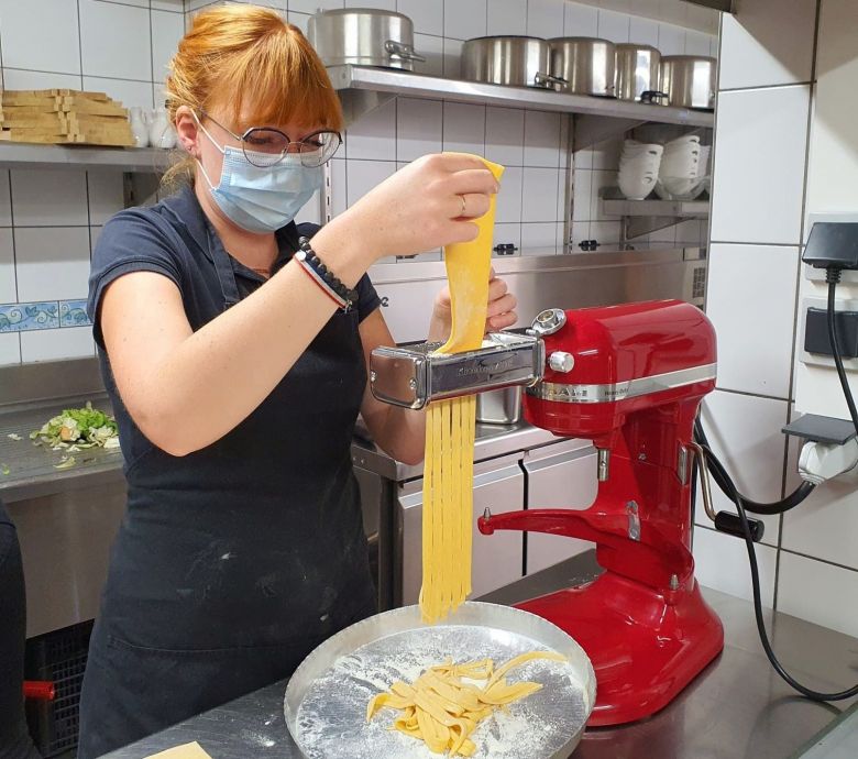 Fanny fait des pâtes pour accompagner le filet mignon de la ferme / © C.Laemmel / France Télévisions