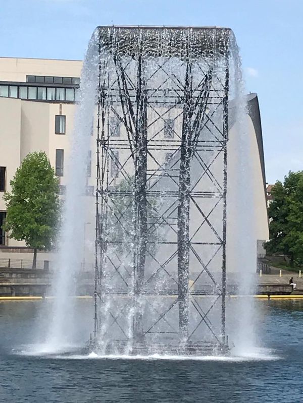 Une cascade de 12 mètres de haut située dans le bassin de la presqu'île Malraux.