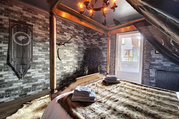 Dans la chambre aux couleurs des Stark, le trône de fer a été installé dans le coin.