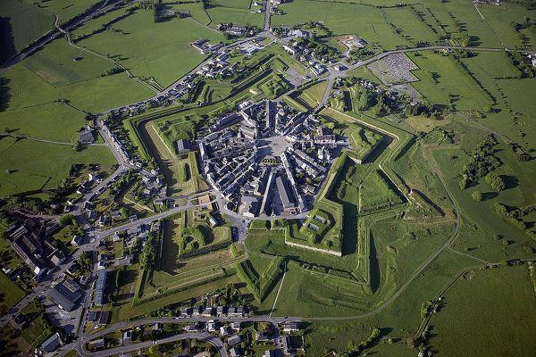 Rocroi, un haut lieu culturel, vu du ciel.