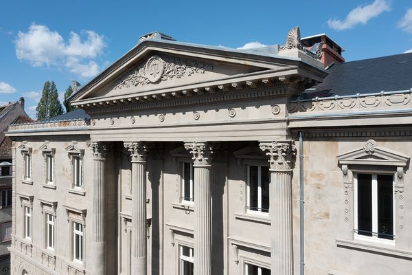 La façade de hôtel qui donne sur la rue de la Nuée Bleue date du 19e siècle.