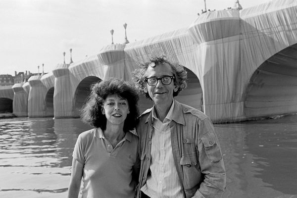 En 1985, Christo et Jeanne Claude ont empaqueté le Pont-Neuf, à Paris.